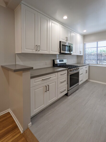 Building Photo - 458 S Oakhurst Dr