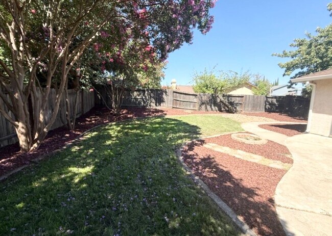 Building Photo - Remodeled 3 Bedroom Home in Roseville for Rent
