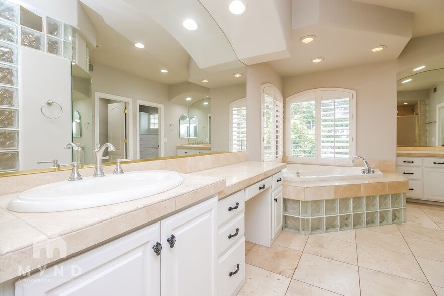Building Photo - 1501 E Treasure Cove Dr