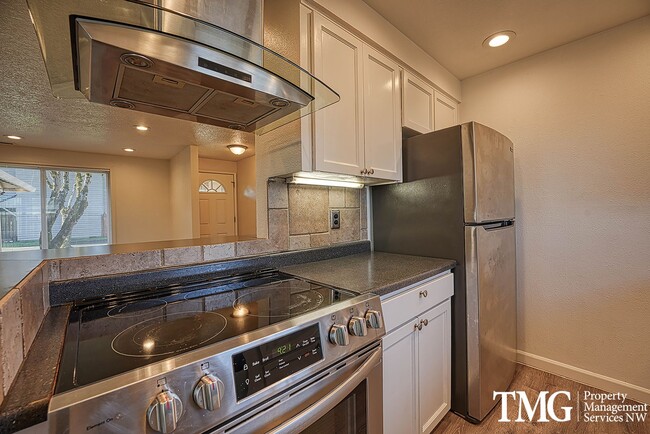 Building Photo - Tucked away 2 Bed 1 Bath Duplex in Hillsboro