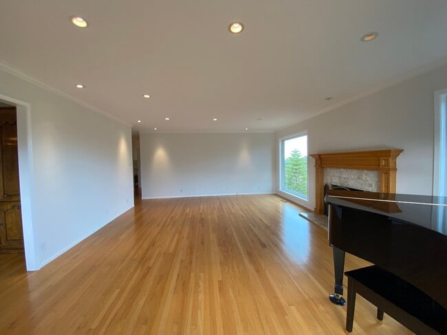 Building Photo - 845 Viewridge Dr