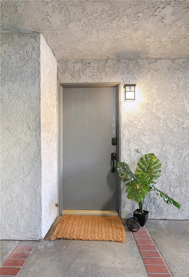 Building Photo - Live the ultimate Huntington Beach lifesty...