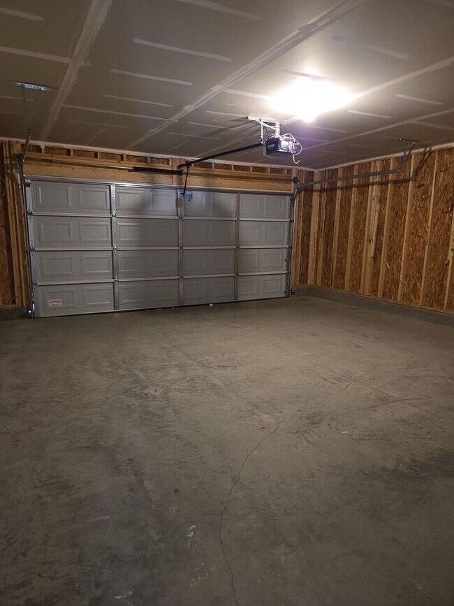 Building Photo - Brand new 4 bed 2 bath house with everything!