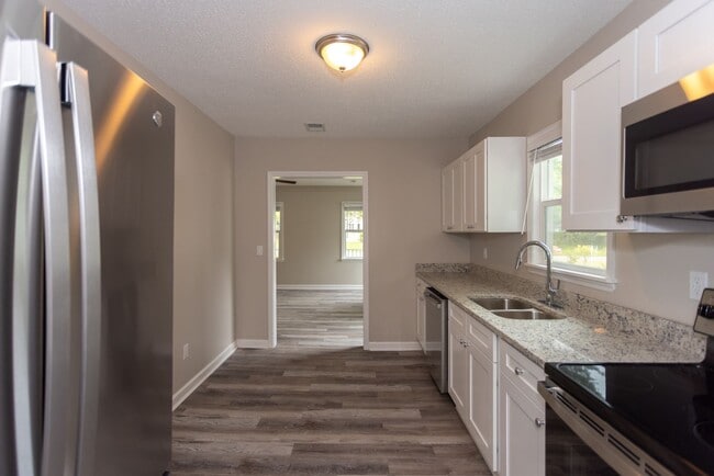 Building Photo - Welcome to this Beautiful Home nestled in the heart of Sumter, SC.