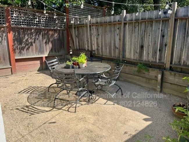 Building Photo - 515 Howard St