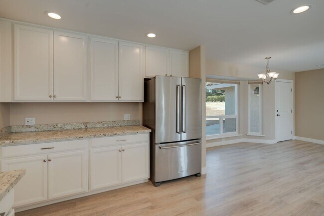 Building Photo - Spacious 3 Bed, 2 Bath Home with Acreage, ...