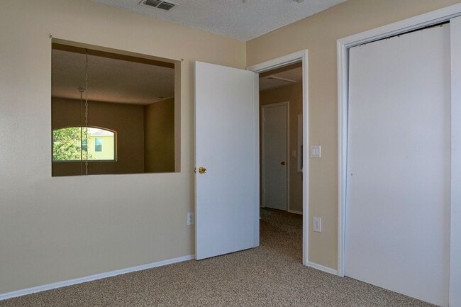 Building Photo - Nice 3 bedroom /2 bath 2 story townhome at...