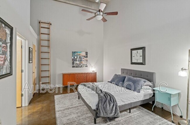 Building Photo - 360 W Pershing Rd