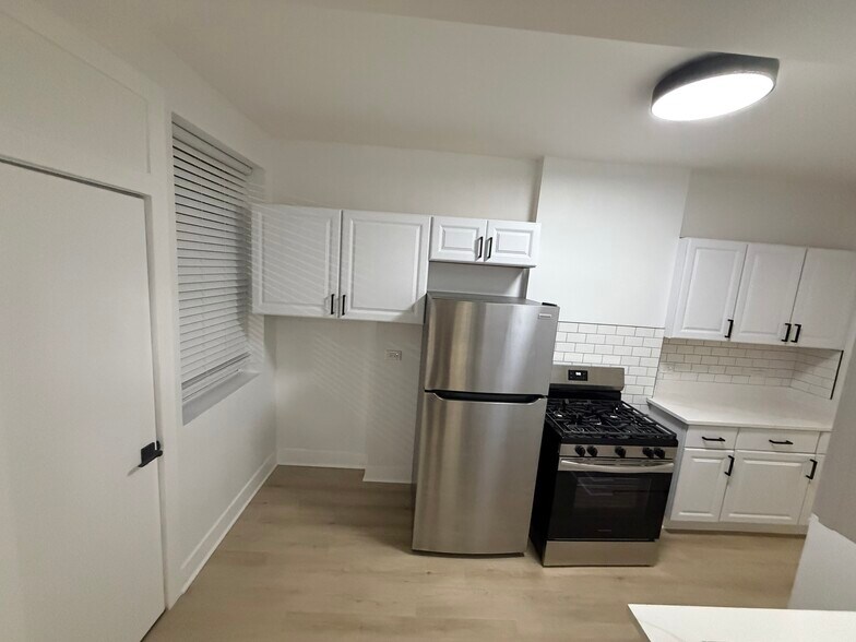 Building Photo - 3049 W Berteau Ave