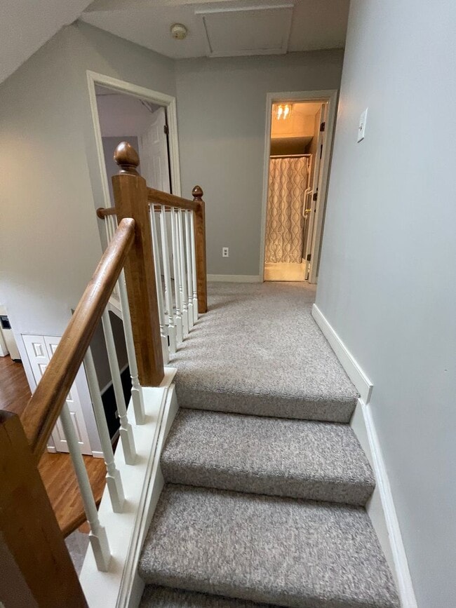 Building Photo - Large 2 Bedroom, 2.5 Bath Townhouse - Autu...