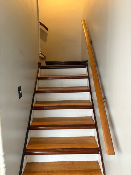 Building Photo - 423 Kirkcaldy Ct