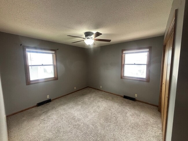 Building Photo - 3-bedroom 1 bath house available now
