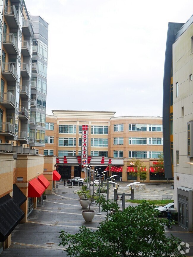 Building Photo - 1 Bedroom Luxury Condominium located in Hy...