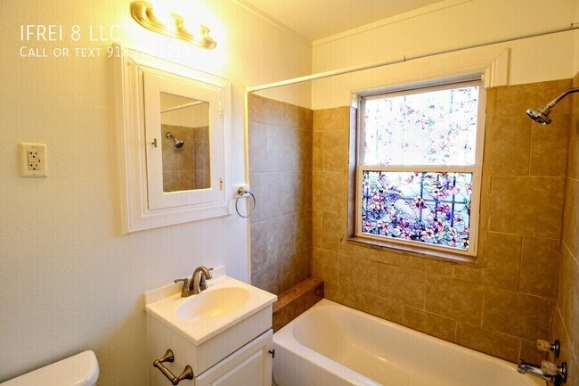 Building Photo - 2865 E Admiral Pl