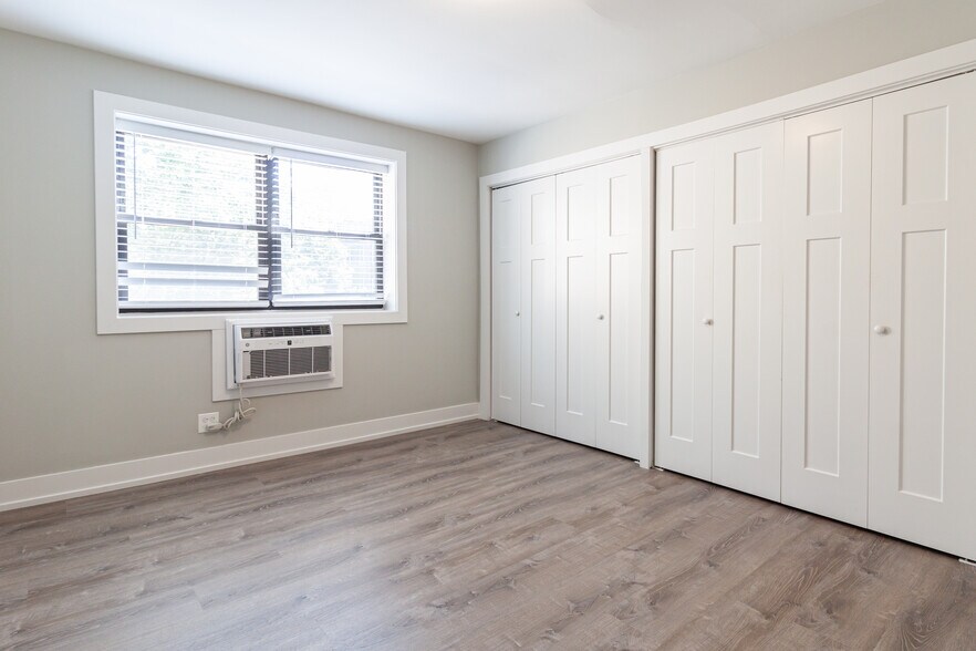 Building Photo - 525 W Surf St