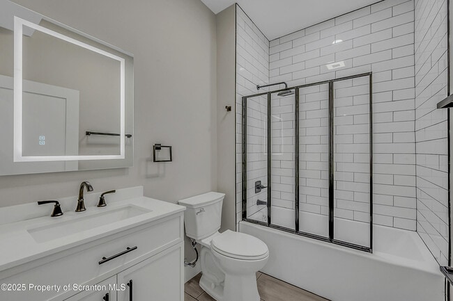 Building Photo - 215 Hickory St