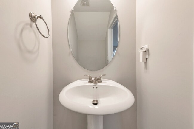 Building Photo - 320 Ashigan St