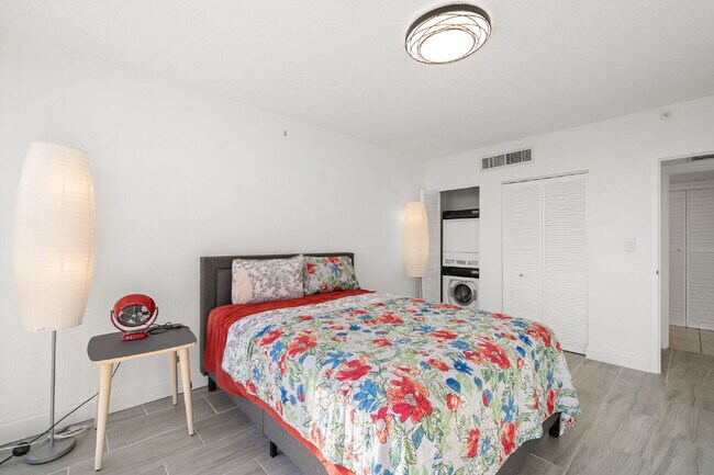 Building Photo - Charming 2-Bedroom, 1-Bathroom Fully Furnished Condo in the Heart of Downtown St. Petersburg