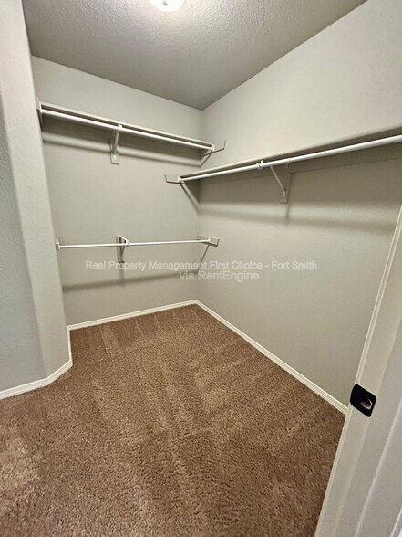 Building Photo - 423 Ridge Point Dr