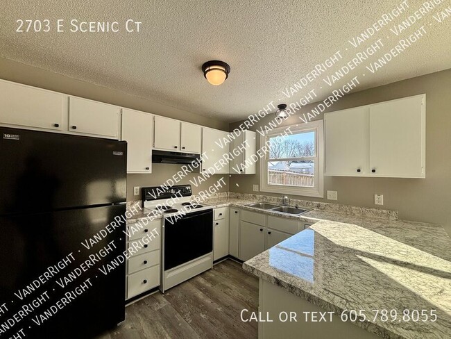 Building Photo - 2703 E Scenic Ct