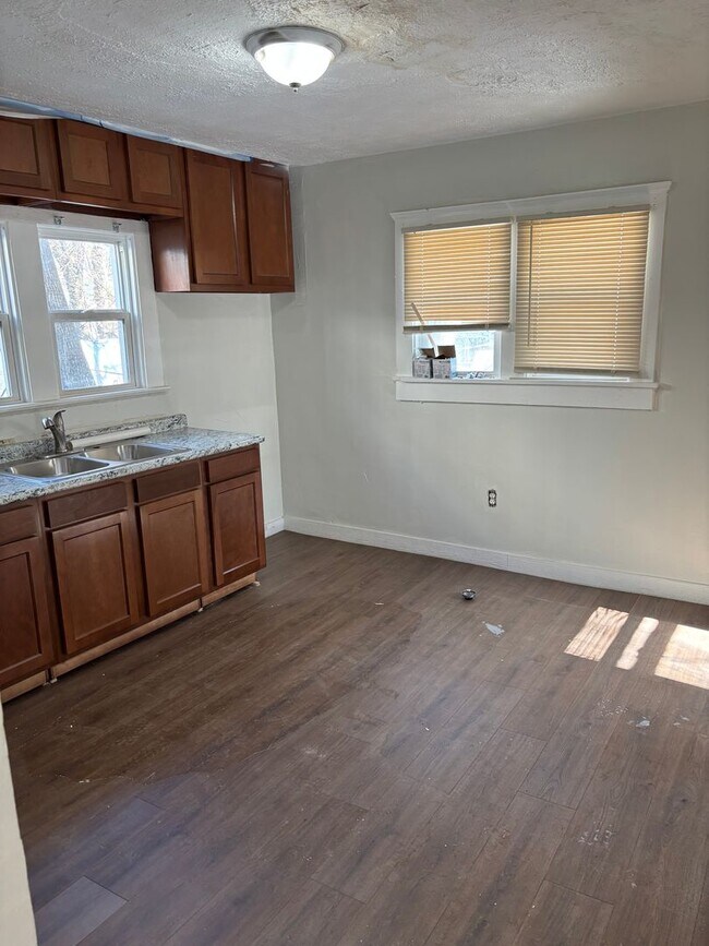 Building Photo - 3bd Single Akron Cash Pay/Section 8