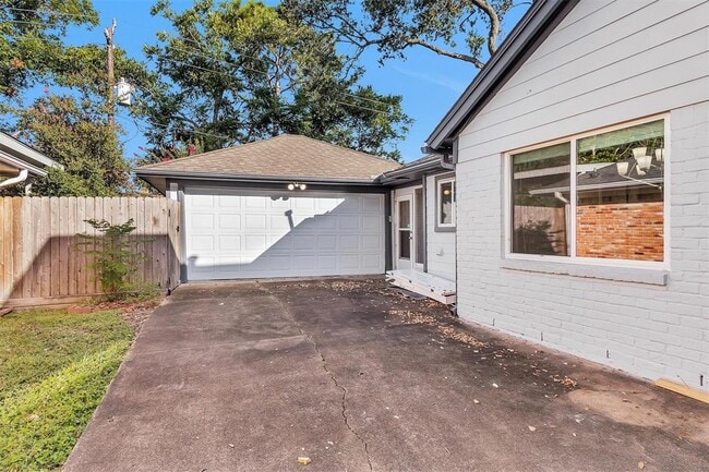 Building Photo - 9723 Moorberry Ln