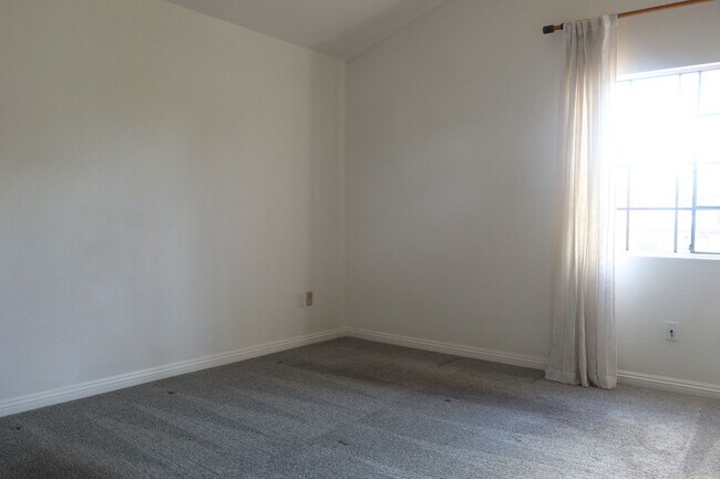 Building Photo - Spacious 3 bedrooms 3 full baths home in Chula Vista