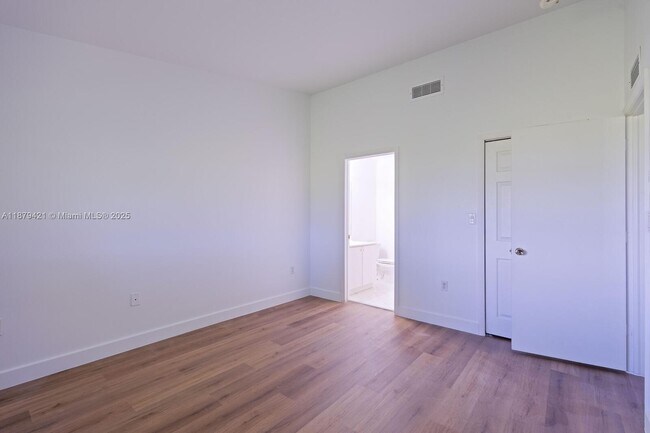 Building Photo - 990 NE 33rd Terrace