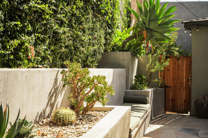 Building Photo - 846 Silver Lake Blvd