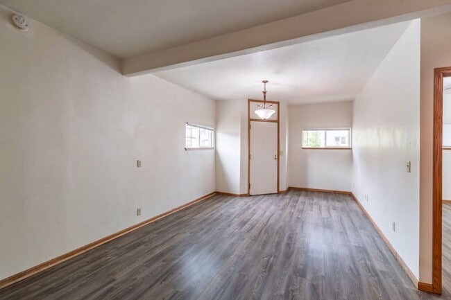 Building Photo - 902 Avon St