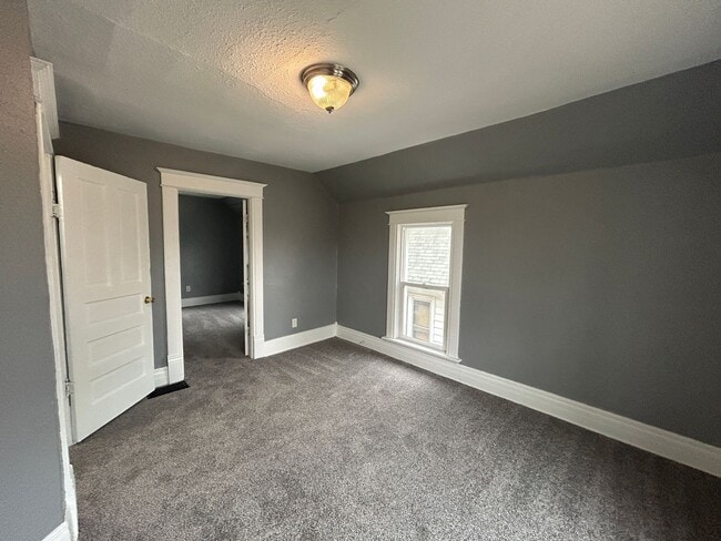 Building Photo - 3 Bedroom, 2 Bath house in East Moline