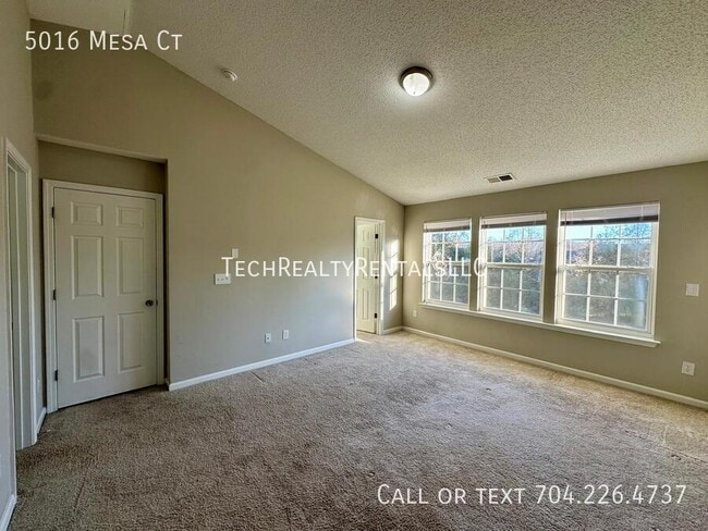 Building Photo - 5016 Mesa Ct