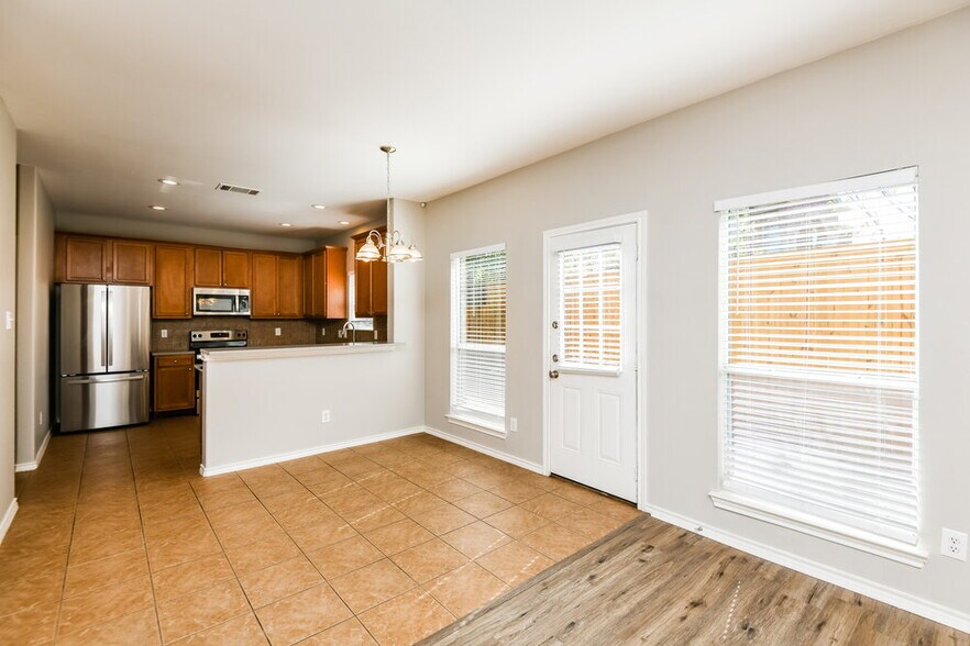 Building Photo - 6910 Shore Breeze Ct