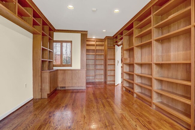 Building Photo - AMAZING SPACIOUS END UNIT TOWNHOUSE IN PRIME LOCATION