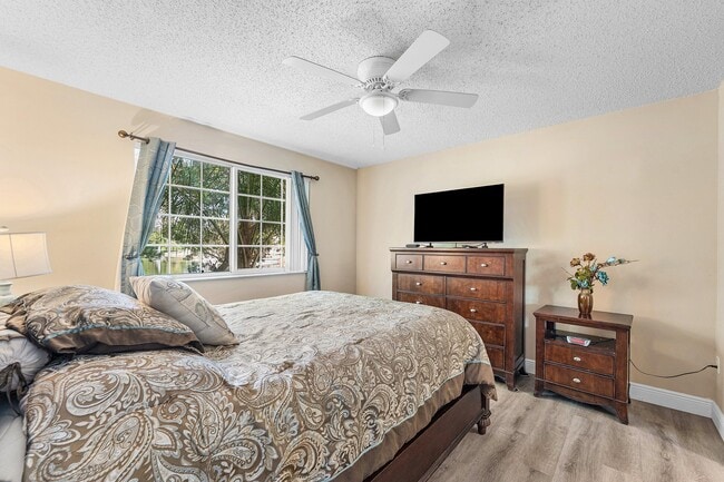 Building Photo - 1000 Crestwood Ct S