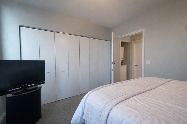 Building Photo - 565 W Quincy St