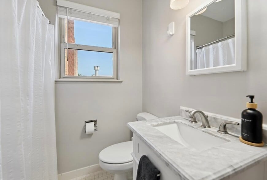 Building Photo - 100 S Ann Arbor St