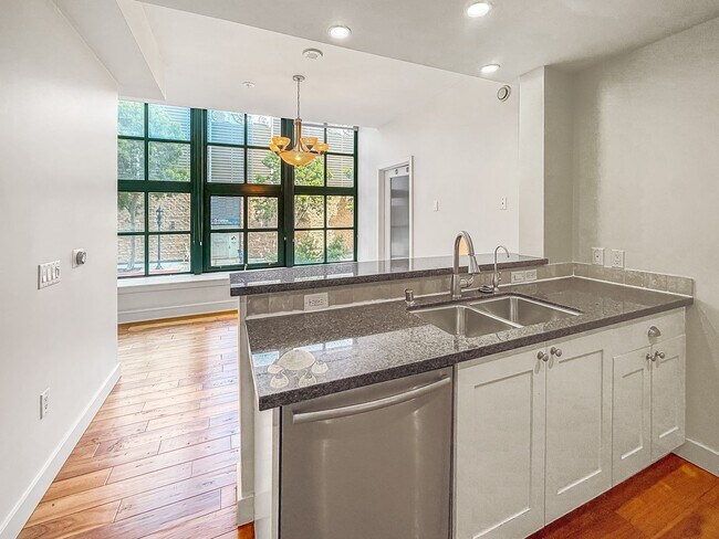 Building Photo - Stunning 2B+Den/2BA Condo in Downtown San ...