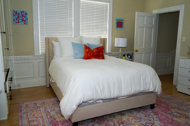 Building Photo - Stylish Grid Living
