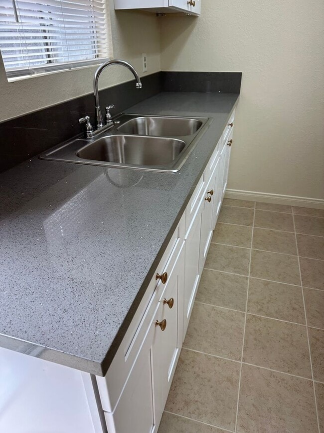 Building Photo - 2 Bedroom 1 Bath Townhome in Westminster