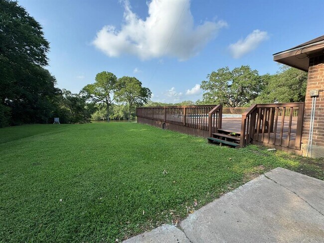 Building Photo - 772 Riverside Dr