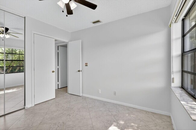 Building Photo - 5475 Verona Dr