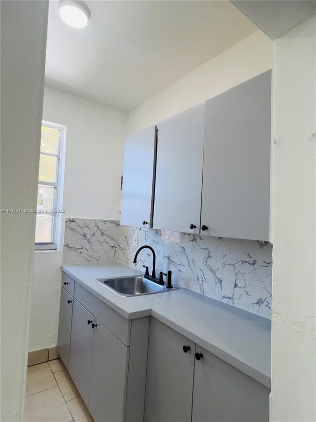 Building Photo - 1560 SW 5th St