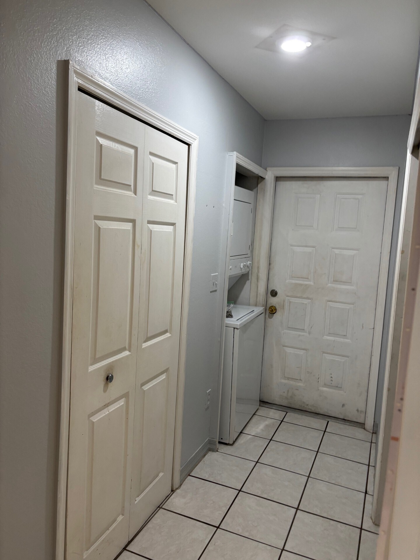 Hall / Entry-washer -dryer, closets-2 - 1662 Drew St