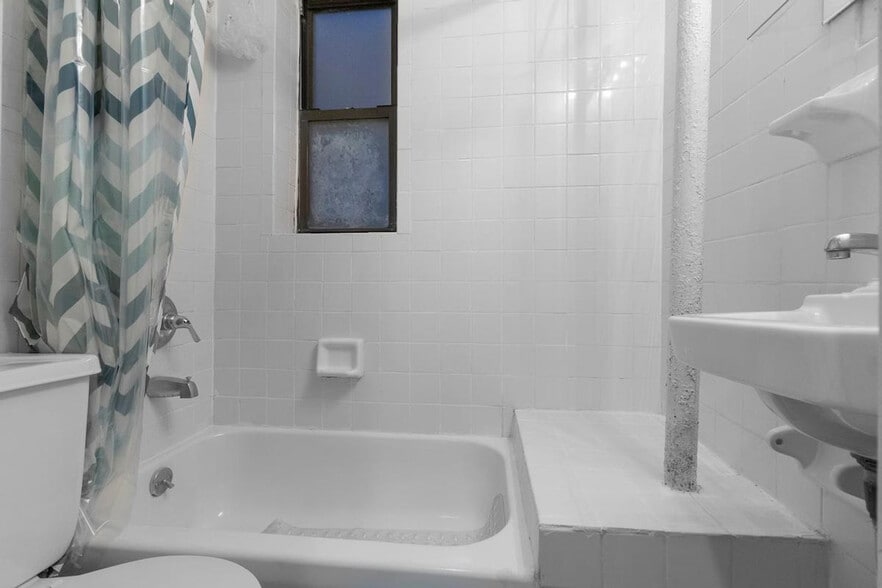 Building Photo - 155 E 92nd St