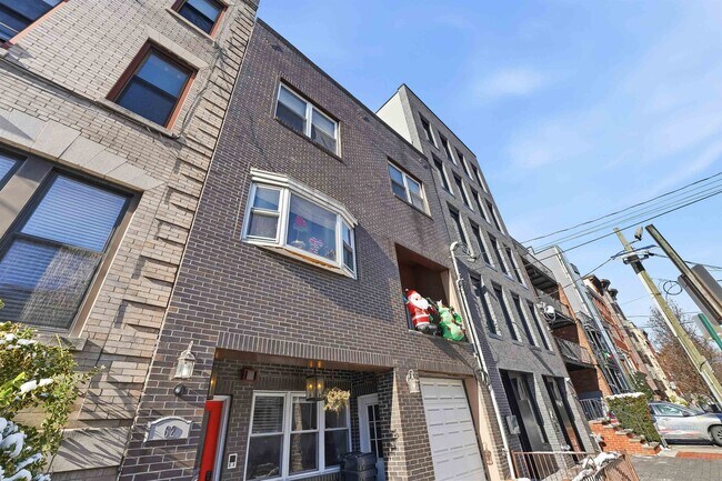 Building Photo - 62 Monroe St