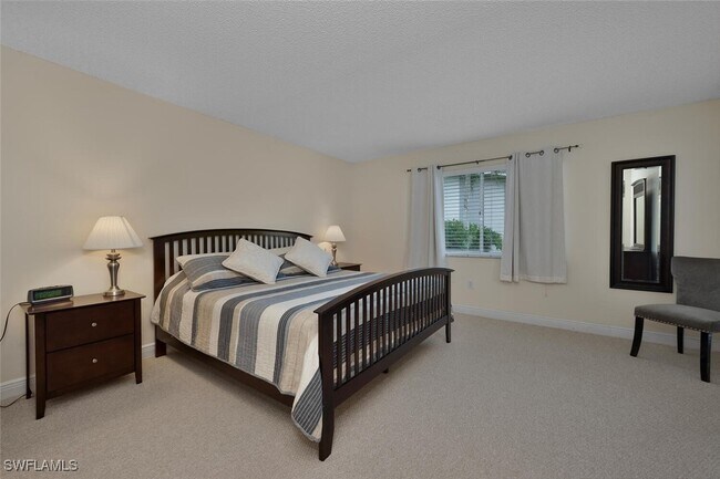 Building Photo - 215 Cypress Way E
