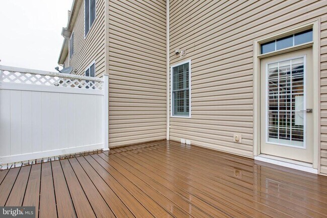 Building Photo - 8526 Pine Springs Dr