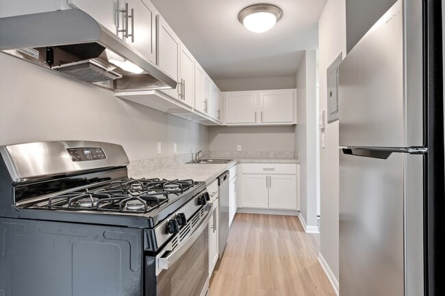 Building Photo - Fairway Trails