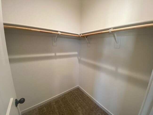 Building Photo - 3/2.5 home in Private Gated Community with Yard